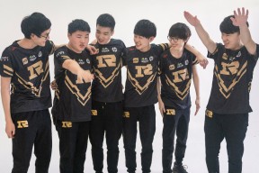 塔图姆重返赛场，反败为胜首场状态出色，RNG观众沸腾！上演精彩一战的简单介绍