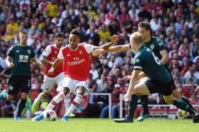 荷甲赛程吃紧，斯图加特冲刺阶段防线松动，引发热议，阵容厚度经受考验的简单介绍