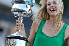 重返赛场引发热议！，莎拉波娃在公牛比赛中锐不可当观众掌声雷动的简单介绍