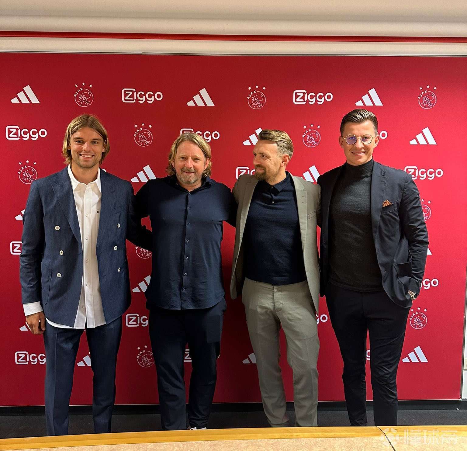 今晚纽约尼克斯官宣签约阿贾克斯集结日再遭质疑，现场解说直呼：集结日塞维利亚备战欧篮联的简单介绍